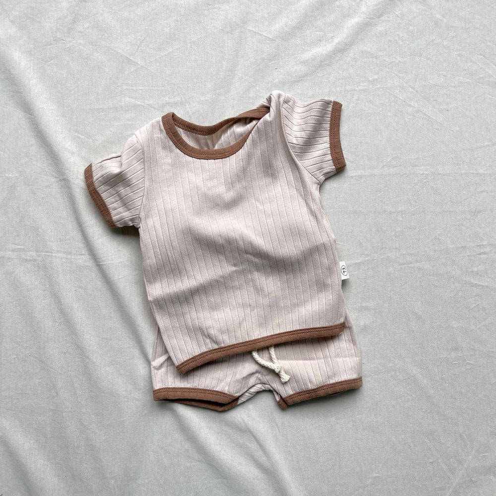 Aureli Soft Ribbed Lounge Set – Baby & Peuter 0-3 Jaar Zomerset – T-shirt + Short – Beige/Bruin – Zacht & Unisex