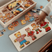 Houten verkleedpuzzel beer met 100 outfits – beukenhout, opbergkist, vanaf 2 jaar | aankleedpuzzel
