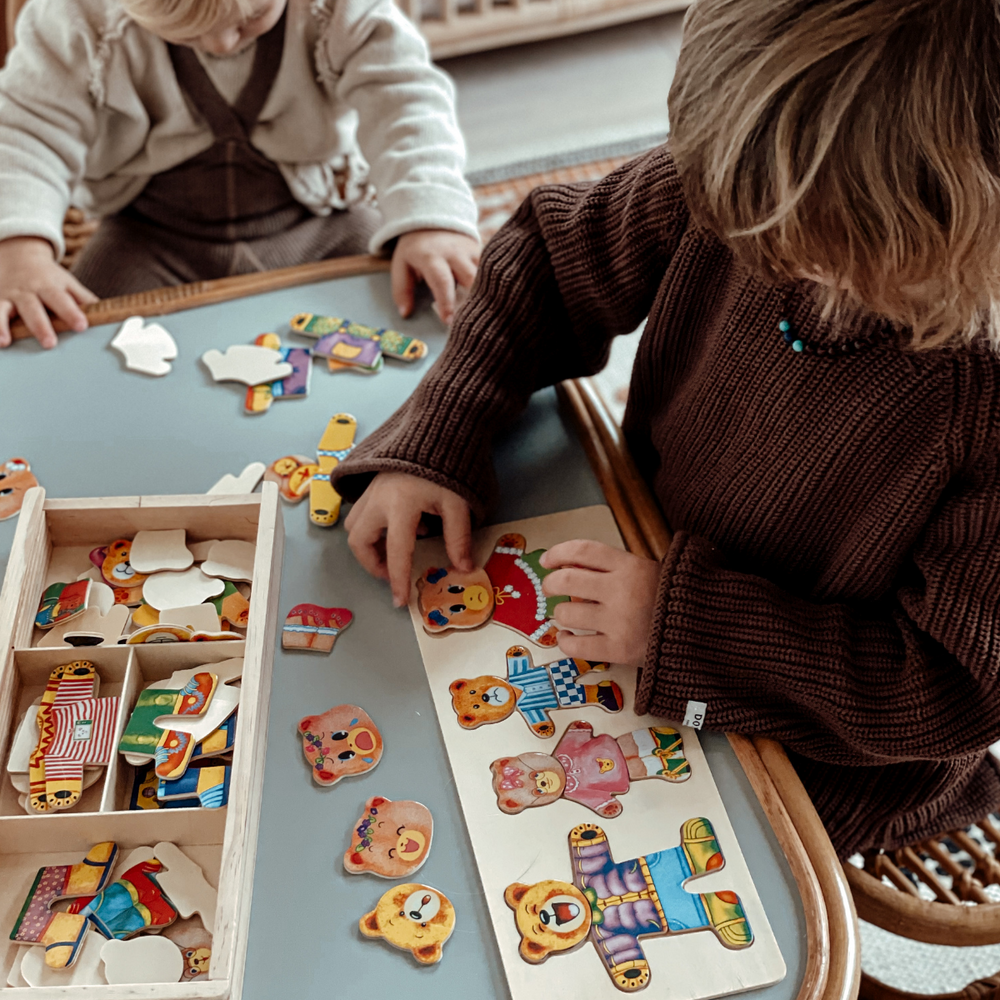 Houten verkleedpuzzel beer met 100 outfits – beukenhout, opbergkist, vanaf 2 jaar | aankleedpuzzel