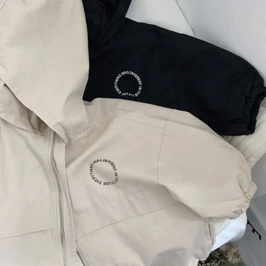Windjas met Capuchon – Conakry Unisex, Beige/Zwart, Polyester, Maat 2-6 Jaar-More For Mini