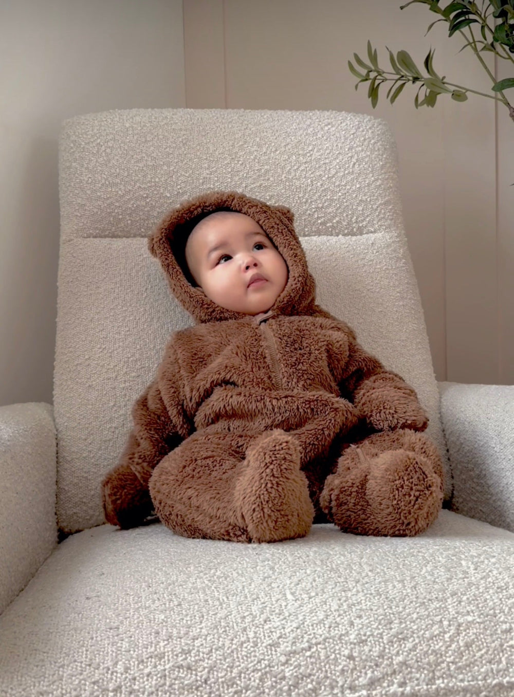 Warme Teddy Pramsuit Baby 0-1,5 Jaar – Bruin Winterpak met Capuchon & Oortjes | SnugNest