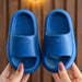 Badslippers voor kinderen met dikke EVA-zool – antislip golfprofiel, waterbestendig | pillow slides