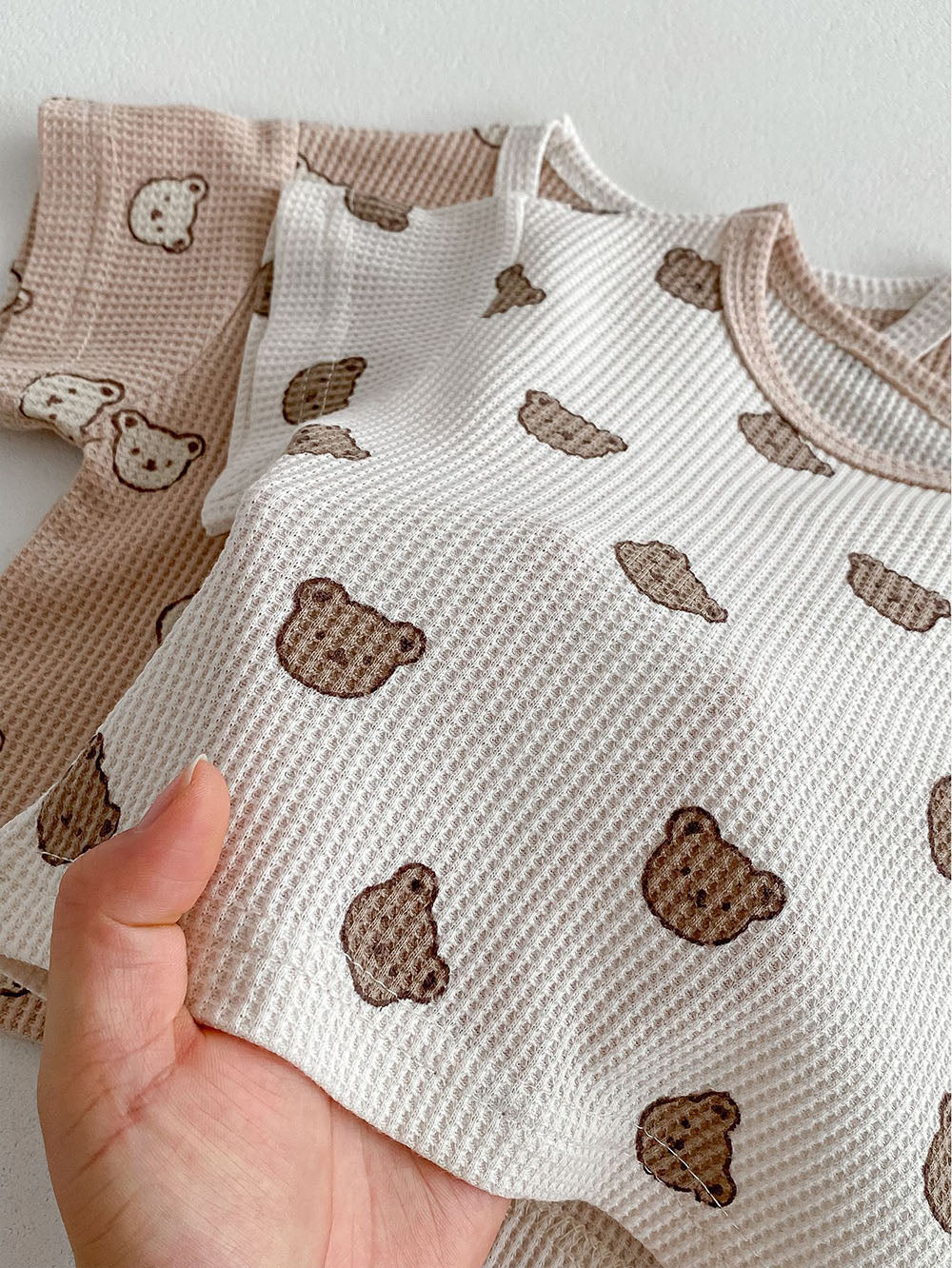 CozyCub Babyset van Ribstof – Uniseks Zomeroutfit met Berenprint | Beige & Bruin | 0-3 Jaar