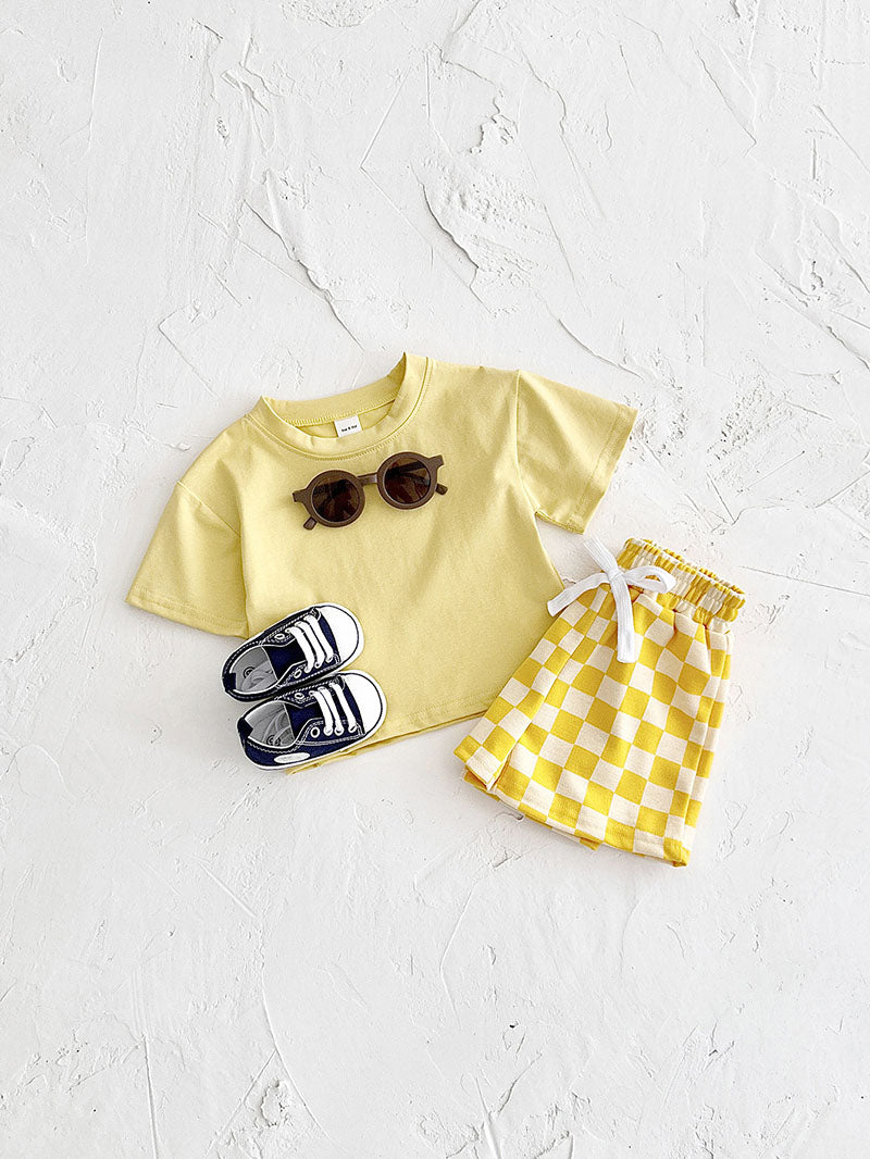 Mellow Mini kledingset 0-3 jaar: T-shirt en geblokte broek in geel, blauw, paars of groen. Duurzaam, comfortabel en perfect voor de zomer!