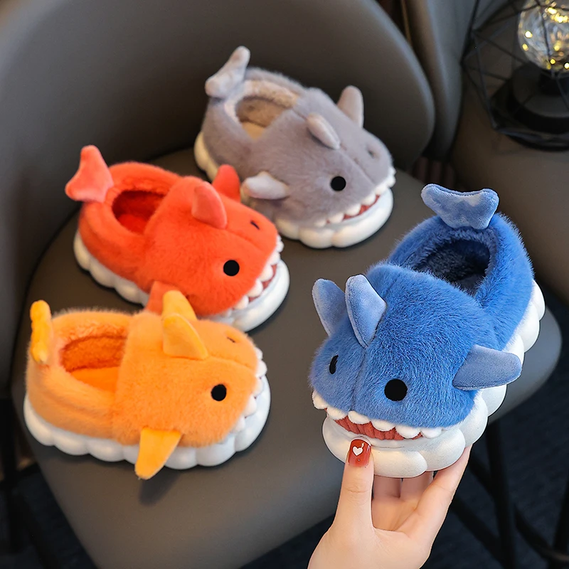 SharkFun Kinder Sloffen – Superzacht Pluche, Antislip & Vrolijk Haaienontwerp voor Kinderen