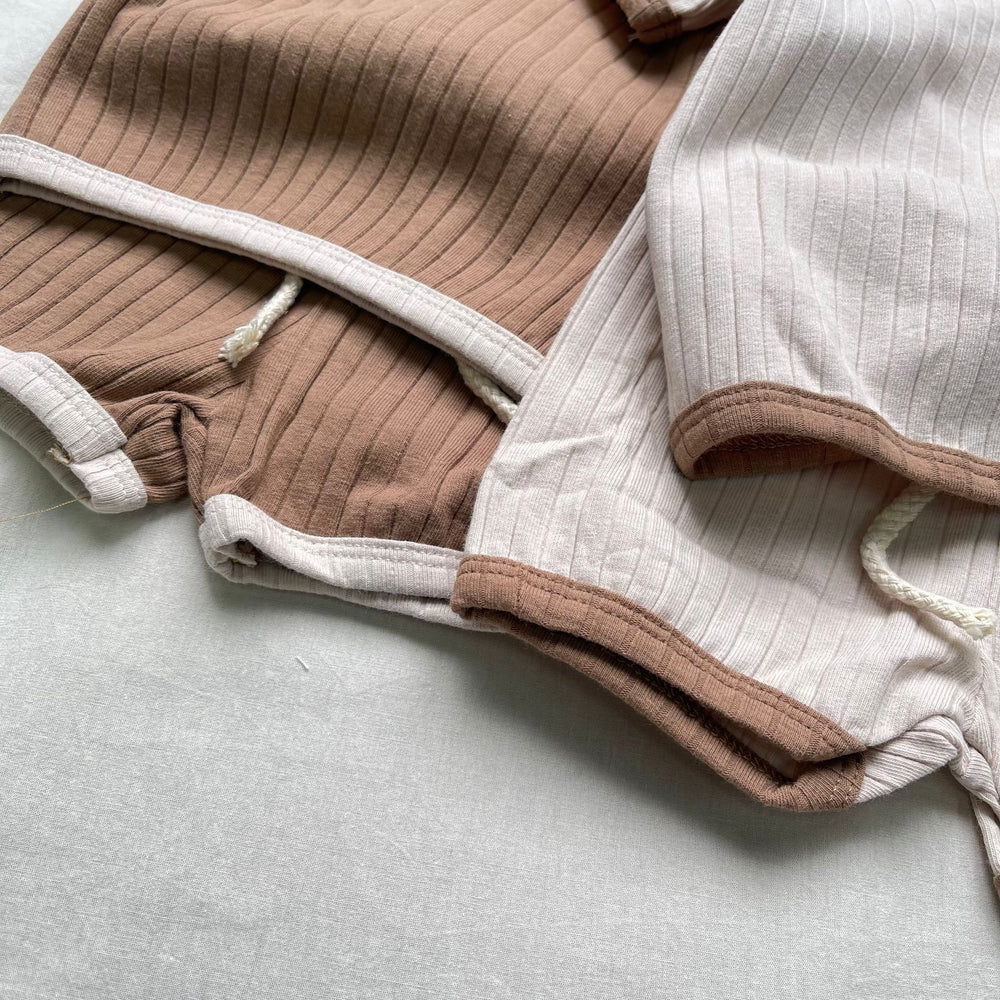 Aureli Soft Ribbed Lounge Set – Baby & Peuter 0-3 Jaar Zomerset – T-shirt + Short – Beige/Bruin – Zacht & Unisex