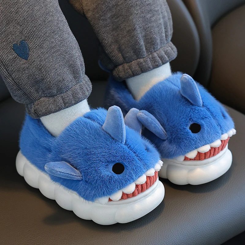 SharkFun Kinder Sloffen – Superzacht Pluche, Antislip & Vrolijk Haaienontwerp voor Kinderen