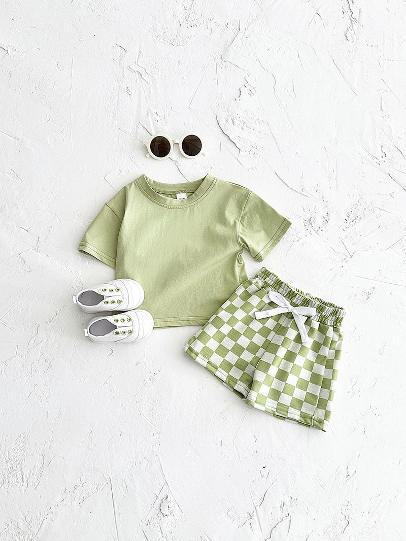 Mellow Mini kledingset 0-3 jaar: T-shirt en geblokte broek in geel, blauw, paars of groen. Duurzaam, comfortabel en perfect voor de zomer!