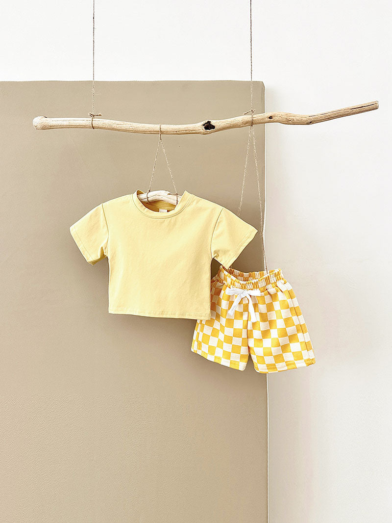 Mellow Mini kledingset 0-3 jaar: T-shirt en geblokte broek in geel, blauw, paars of groen. Duurzaam, comfortabel en perfect voor de zomer!