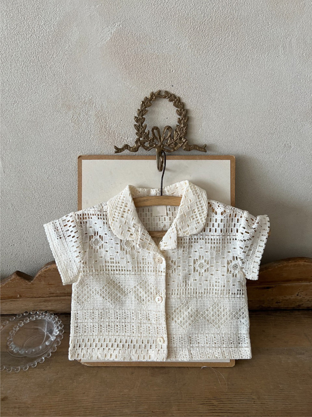 Minette Élise Baby Blouse Katoen – Gehaakt Kant – 0-3 Jaar – Zomer Blouse Meisje – Klassieke Knoopsluiting