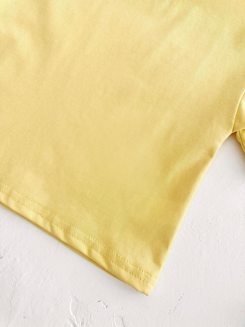 Mellow Mini kledingset 0-3 jaar: T-shirt en geblokte broek in geel, blauw, paars of groen. Duurzaam, comfortabel en perfect voor de zomer!