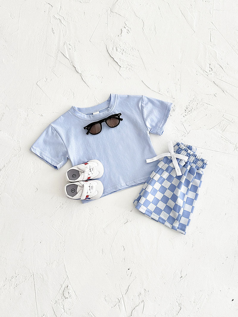 Mellow Mini kledingset 0-3 jaar: T-shirt en geblokte broek in geel, blauw, paars of groen. Duurzaam, comfortabel en perfect voor de zomer!