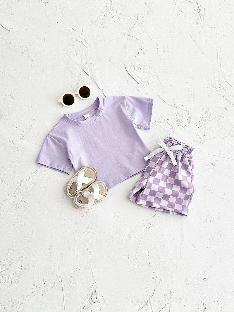 Mellow Mini kledingset 0-3 jaar: T-shirt en geblokte broek in geel, blauw, paars of groen. Duurzaam, comfortabel en perfect voor de zomer!