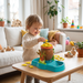 Kind stapelt visjes in het vis stapelspel in een lichte Scandinavische woonkamer