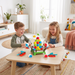 Kinderen spelen springende schapen bordspel in een lichte Scandinavische woonkamer