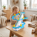 Kind speelt met dansende eenden parcours in een lichte Scandinavische woonkamer
