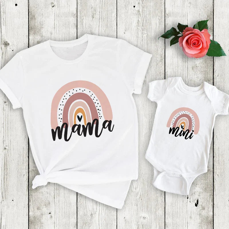 Mama & Dochter Matching Set – Shirt & Romper Outfit | Regenboog Print