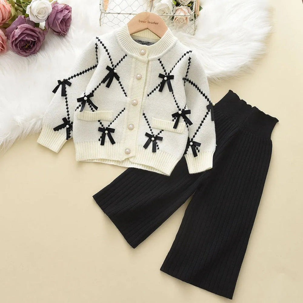 Gebreide Meisjes Set met Parels en Strikjes – Vest en Broek