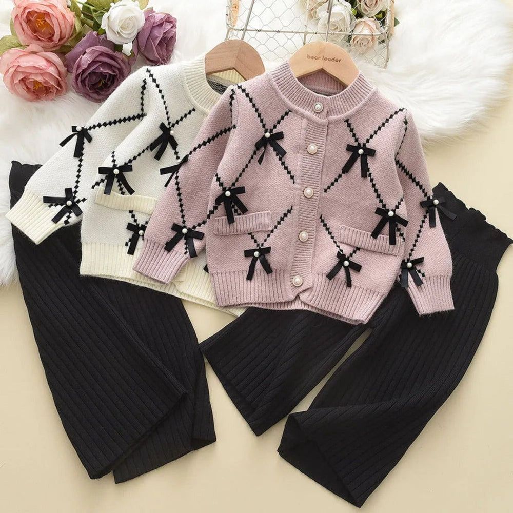 Gebreide Meisjes Set met Parels en Strikjes – Vest en Broek