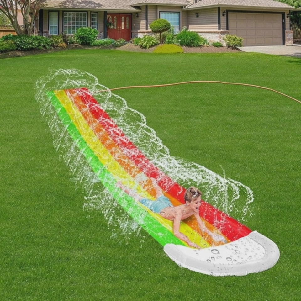 Waterglijbaan met sproeiers in de tuin op een zomerdag