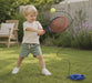 Video: kind oefent met de tennis trainer met elastiek en bal