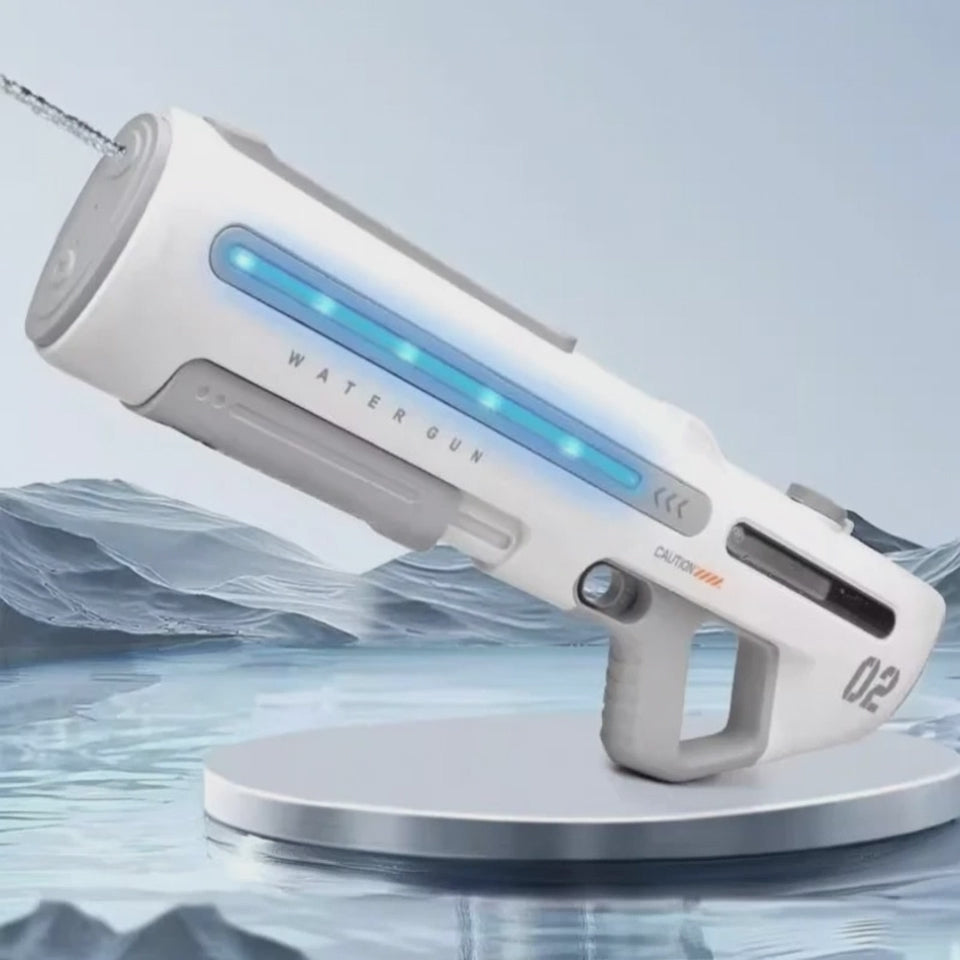 Elektrisch waterpistool met waterstraal in zomerse sfeer