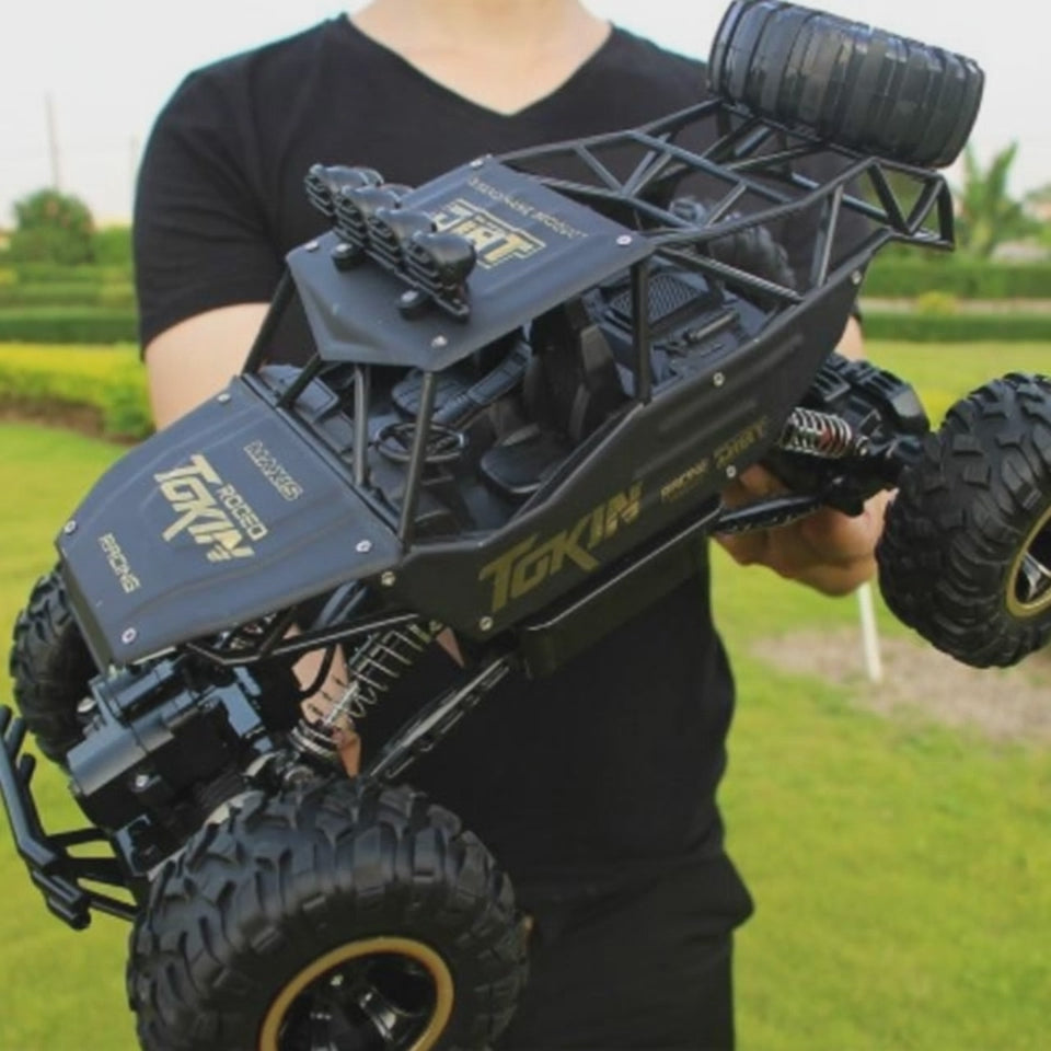 RC offroad monster truck in actie op ruw terrein