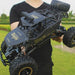 RC offroad monster truck in actie op ruw terrein