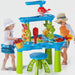 Zand- en waterspeeltafel voor kinderen in de tuin