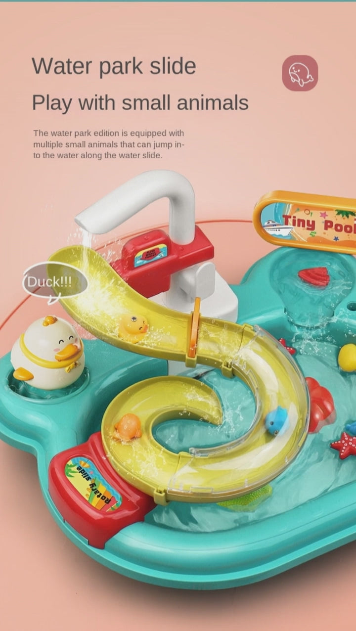 Watertafel voor kinderen met stromend water en visspel in actie