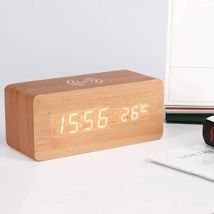 Wekker in houtlook met draadloos opladen – LED-display, 3 alarmen, geluidsactivatie | digitale klok