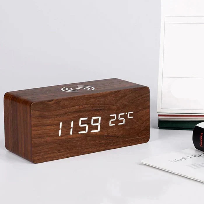 Wekker in houtlook met draadloos opladen – LED-display, 3 alarmen, geluidsactivatie | digitale klok
